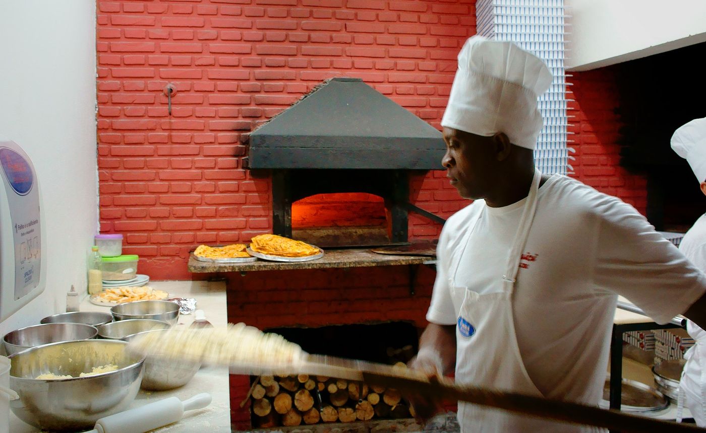 Pizzaiolo davanti al forno
